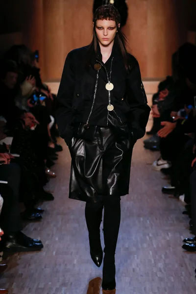Look 15